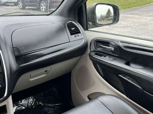 Used 2019 Dodge Grand Caravan SXT FWD image 28
