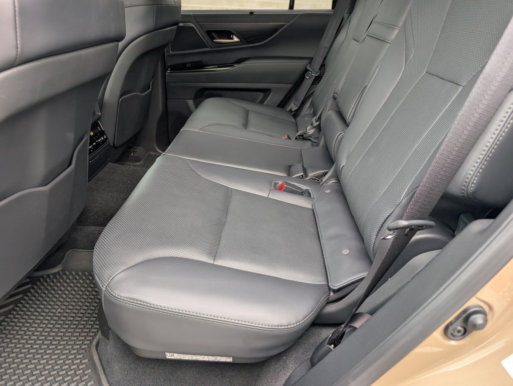 Used 2025 Lexus LX 700h Overtrail AWD/4WD image 13