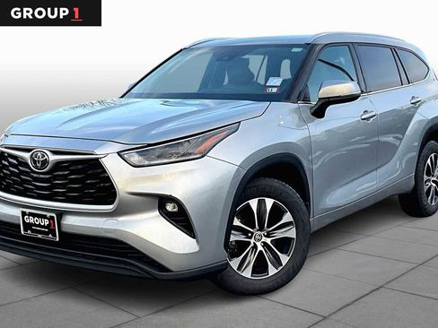 Used 2021 Toyota Highlander XLE image 1