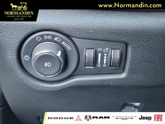Used 2024 Chrysler Pacifica Limited FWD image 13