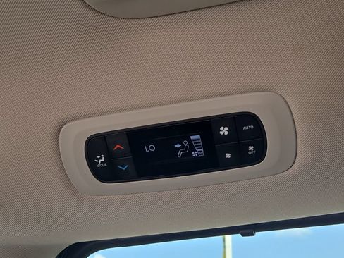 Used 2023 Chrysler Pacifica Touring-L FWD image 36