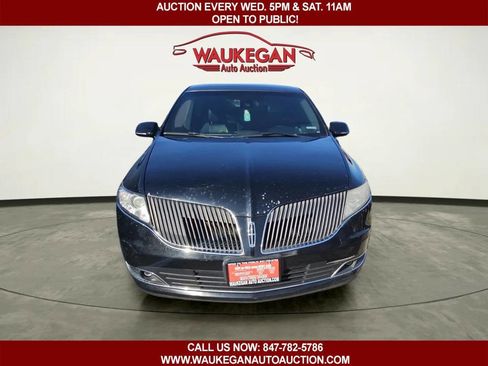 Used 2016 Lincoln MKT AWD image 2