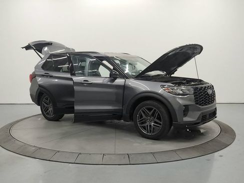 Used 2025 Ford Explorer ST-Line w/ ST-Line Street Pack AWD/4WD image 10