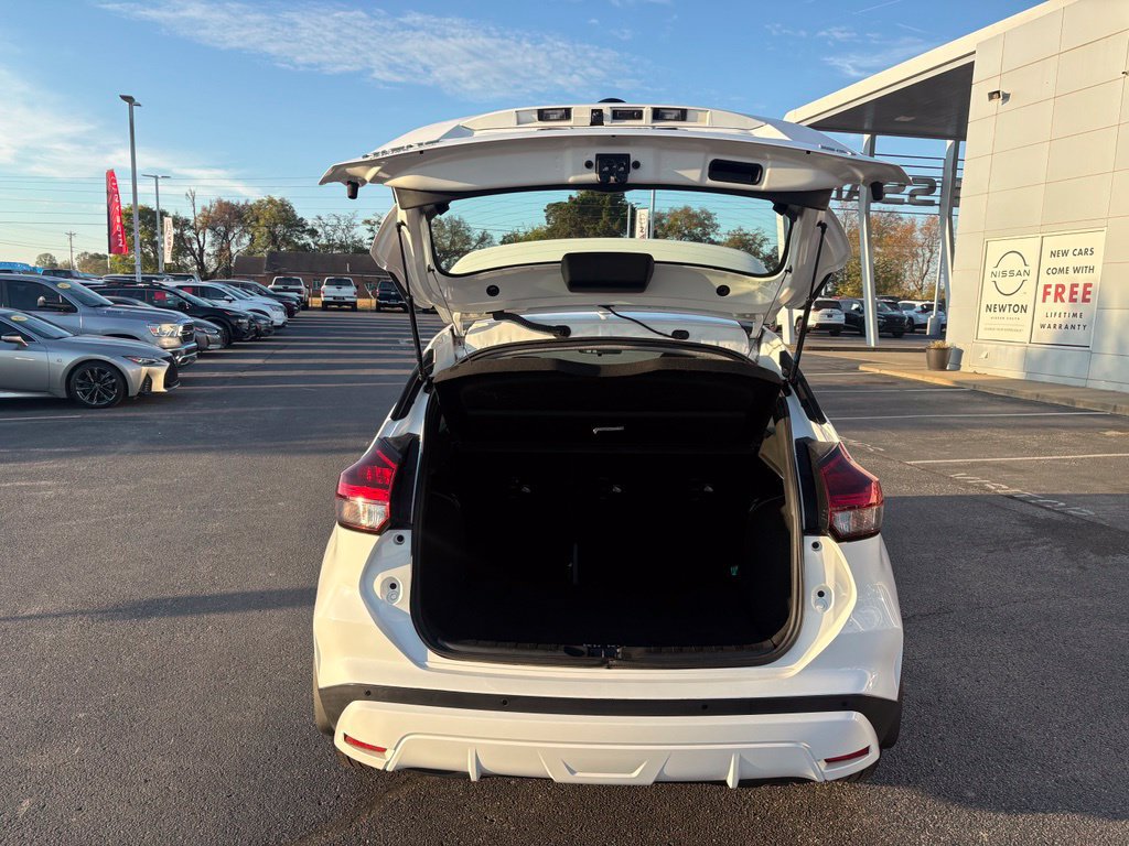 Used 2023 Nissan Kicks SR w/ SR Premium Package FWD image 12