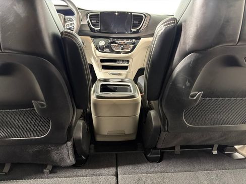 Used 2024 Chrysler Pacifica Touring-L FWD image 21