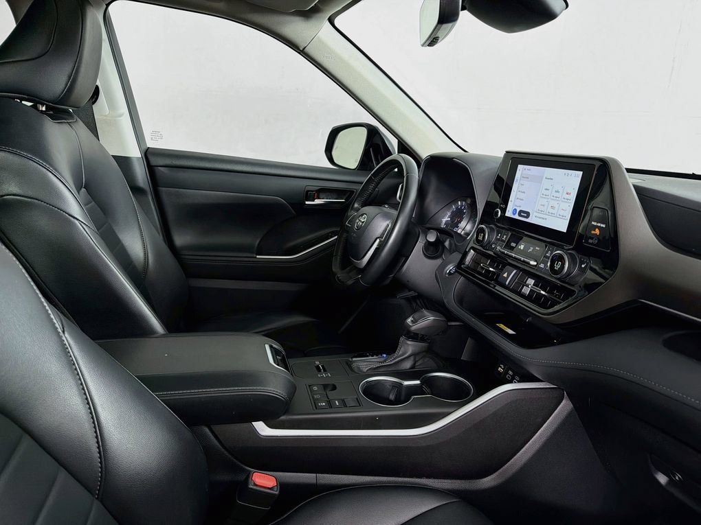 Used 2023 Toyota Highlander XLE FWD image 35