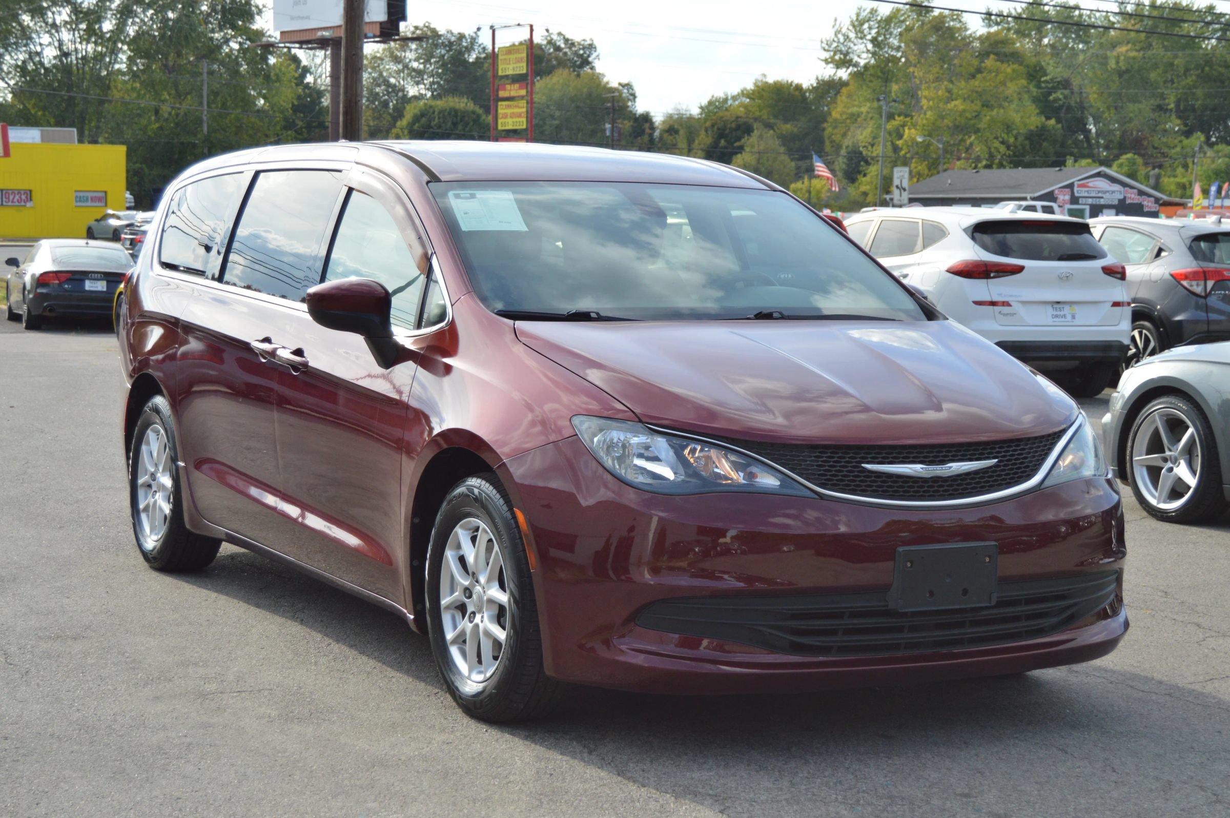 Used 2017 Chrysler Pacifica Touring FWD image 2