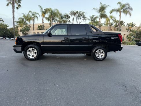 Used 2005 Chevrolet Avalanche LT w/ Preferred Equipment Group image 2