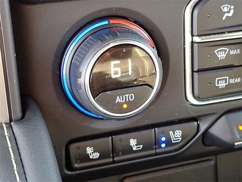 Used 2024 Chevrolet Suburban Premier image 21