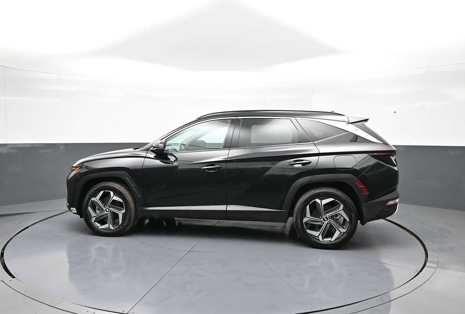 Certified 2024 Hyundai Tucson Limited AWD/4WD image 9