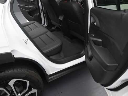 Used 2025 Chevrolet Trax RS w/ Sunroof Package FWD image 14