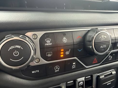 Used 2025 Jeep Wrangler Unlimited Rubicon AWD/4WD image 12
