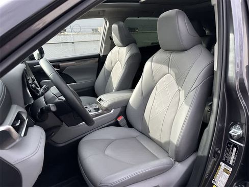 Used 2021 Toyota Highlander Platinum image 11