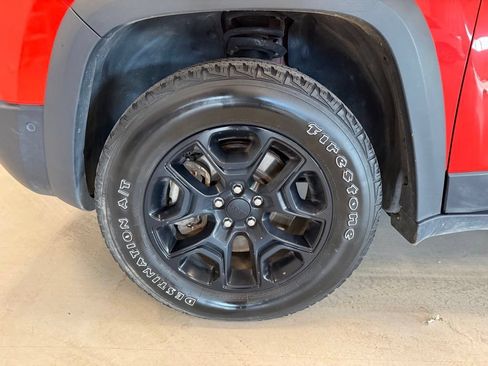 Used 2021 Jeep Cherokee Trailhawk w/ Technology Group AWD/4WD image 33