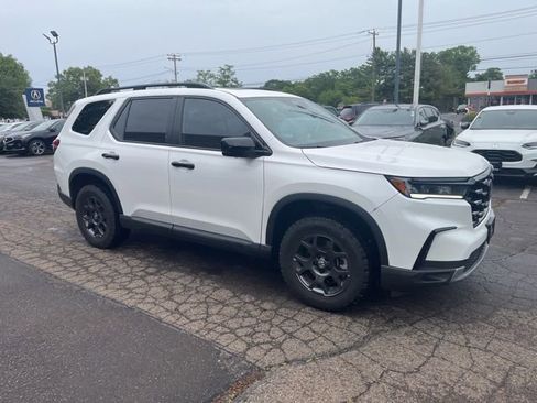Used 2025 Honda Pilot TrailSport image 28