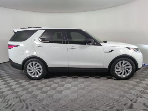 Used 2025 Land Rover Discovery S image 7