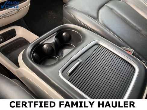 Used 2024 Chrysler Pacifica Touring-L image 45