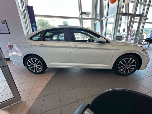 New 2025 Volkswagen Jetta SE FWD image 4