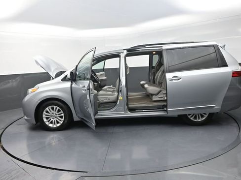 Used 2015 Toyota Sienna XLE w/ XLE Navigation Package image 32