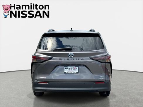 Used 2024 Toyota Sienna XLE FWD image 3