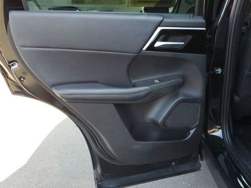 Used 2023 Mitsubishi Outlander SE image 12