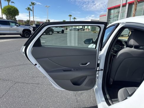Used 2025 Hyundai Elantra SEL image 16