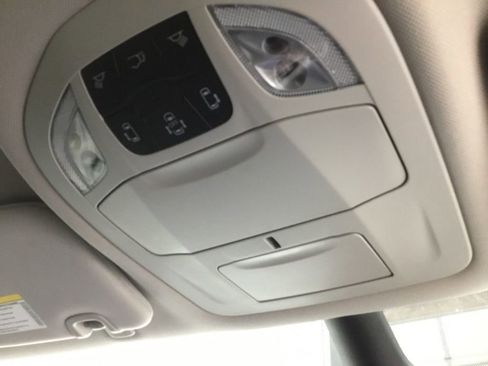 Used 2023 Chrysler Pacifica Touring-L image 34