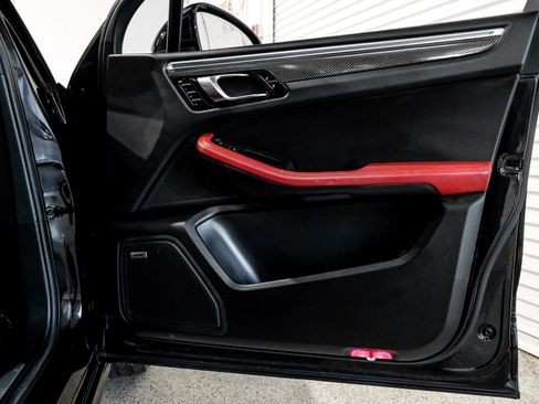 Used 2017 Porsche Macan Turbo image 47