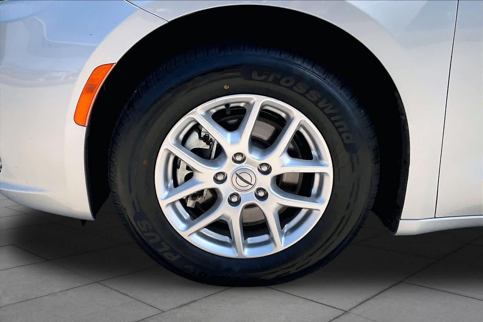 Used 2024 Chrysler Pacifica Touring-L FWD image 10