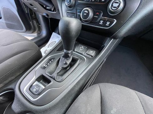Used 2019 Jeep Cherokee Latitude w/ Popular Appearance Group FWD image 26