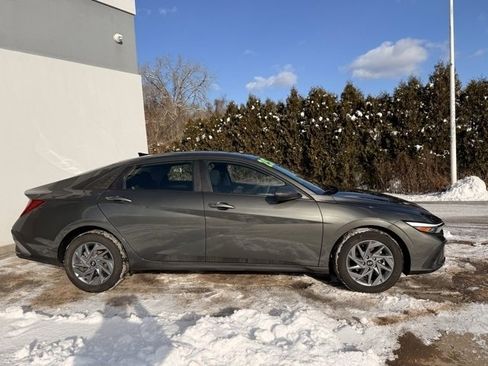 Used 2025 Hyundai Elantra Blue image 2