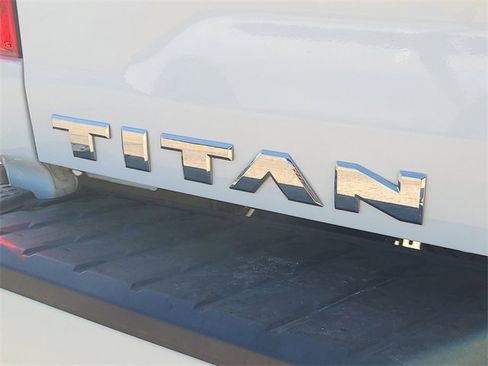 Used 2023 Nissan Titan SV image 9
