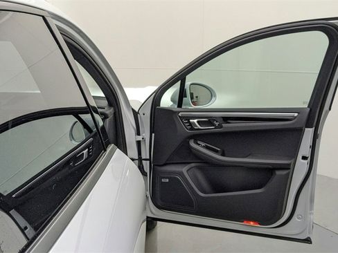 Used 2022 Porsche Macan image 45