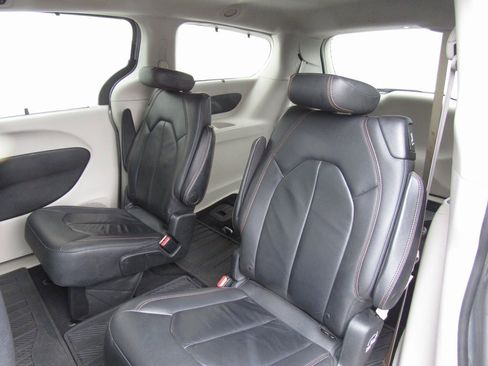 Used 2017 Chrysler Pacifica Touring-L w/ Tire & Wheel Group image 15