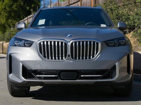 New 2026 BMW X5 xDrive50e image 3