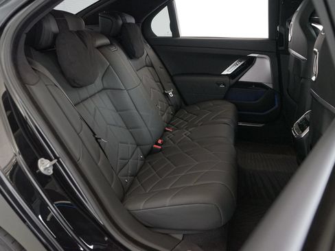 Used 2025 BMW 760i xDrive w/ Luxury Rear Seating Package AWD/4WD image 21