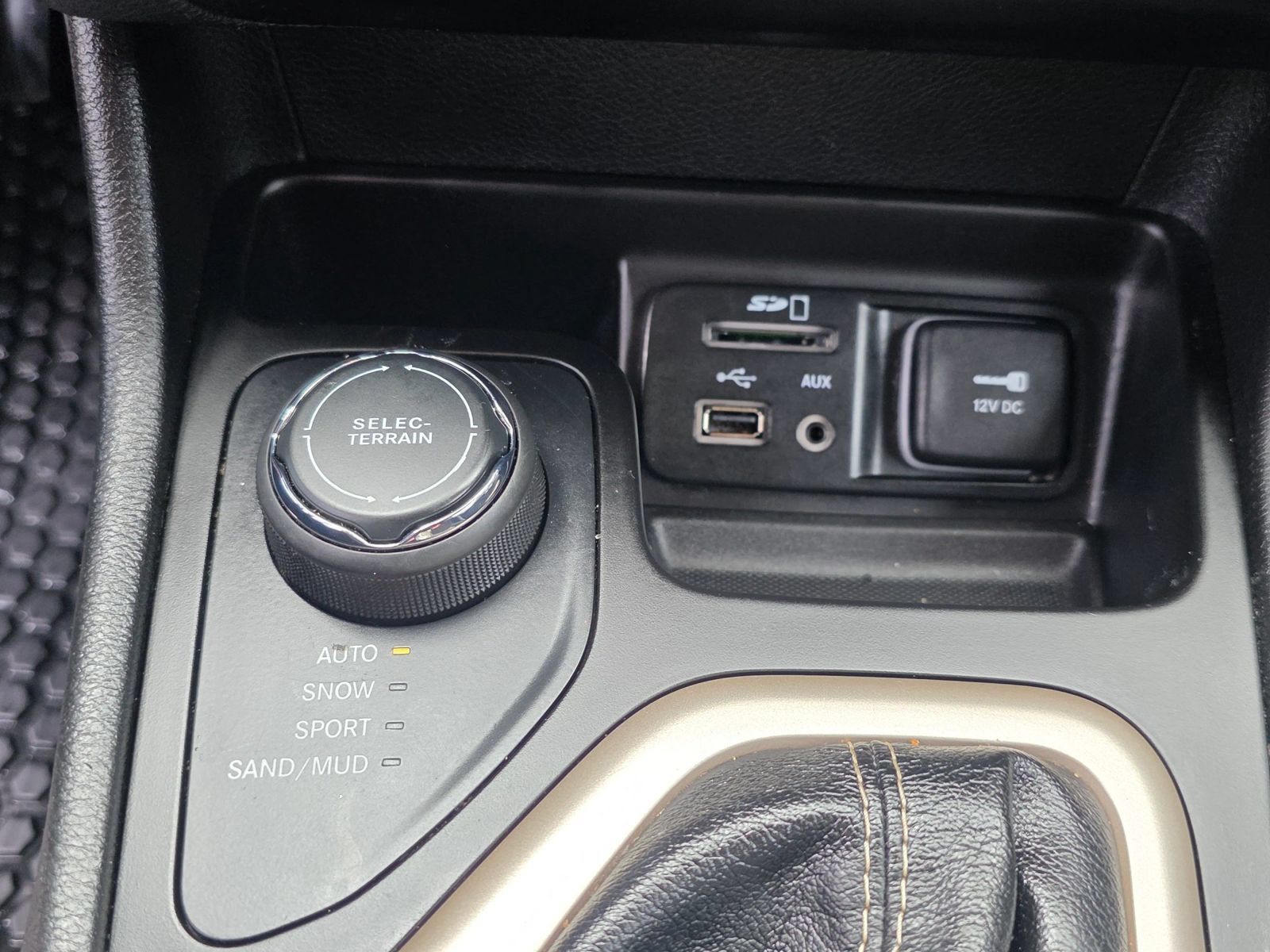 Used 2018 Jeep Cherokee Latitude w/ Altitude Package AWD/4WD image 14