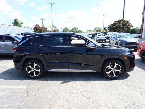 Used 2025 Volkswagen Tiguan SE w/ Panoramic Sunroof Package FWD image 3