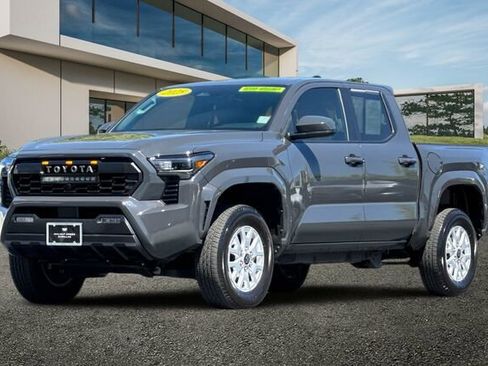 Used 2025 Toyota Tacoma SR5 AWD/4WD image 8