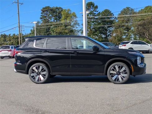 New 2025 Mitsubishi Outlander SE image 2