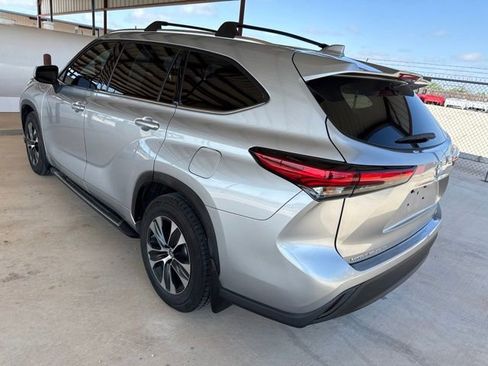 Used 2021 Toyota Highlander XLE FWD image 6