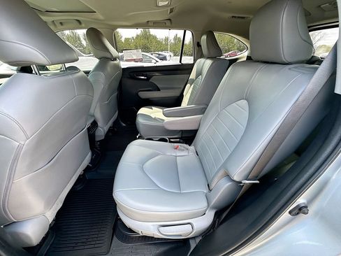 Used 2022 Toyota Highlander XLE AWD/4WD image 31