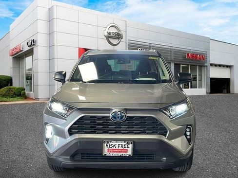 Used 2021 Toyota RAV4 LE AWD/4WD image 2
