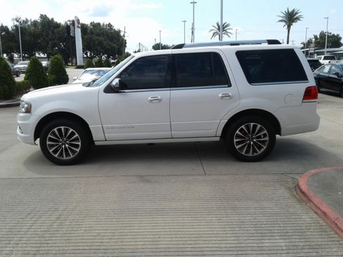 Used 2017 Lincoln Navigator Select image 4