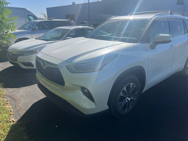 Used 2021 Toyota Highlander XLE FWD image 3