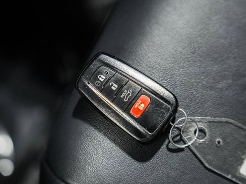 Used 2020 Toyota RAV4 XLE Premium image 45