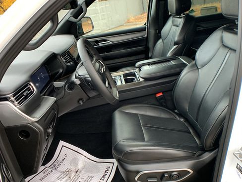 Used 2025 Jeep Wagoneer 4WD image 14