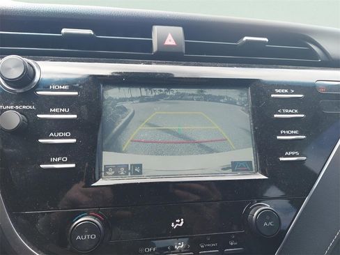 Used 2018 Toyota Camry SE image 23