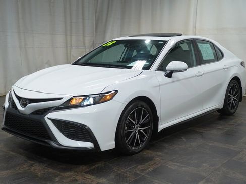 Used 2023 Toyota Camry SE w/ Convenience Package image 2