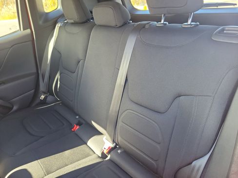 Used 2022 Jeep Renegade Latitude image 10